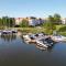 Marina Apartment - przy jeziorze, taras, TV55" z Netflix i Prime, parking - Iława