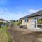 Shores Getaway - One Tree Point Holiday Home