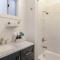 Modern Apt near all conveniences