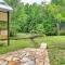 Creekside Cabin in Franklin about 8 Mi to Downtown!