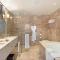 Taj Residence suite 1408 - double deluxe suite with lounge for 4 guests - stunning Table Mtn views