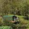 Snug & Secluded Lakeside Shepherds Hut 'Carp' - Uckfield