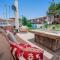 124 Fully Furnished 1BR Suite-Prime Location