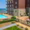 Beachfront Traverse City Resort Condo with Pool - 特拉弗斯城