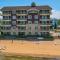 Beachfront Traverse City Resort Condo with Pool - 特拉弗斯城