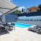 NELA & SARA - 2 apartments with heated swimming pool