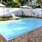 Piscina e 3 dorm a 150 m de Camburizinho