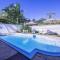 Piscina e 3 dorm a 150 m de Camburizinho