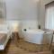 Goninos Jacuzzi Suite