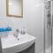 City Centre Studio 2 with Kitchenette, Free Wifi and Smart TV with Netflix by Yoko Property