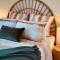 Elegant 3BR Cairns Esplanade Apartment with Pool