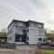 Contemporary apartment Great Location with private car park