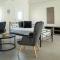House - Sleeps 4 - Private Courtyard - Parking