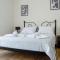 House - Sleeps 4 - Private Courtyard - Parking