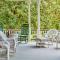 New Kid in Town - King Bed & Sofa Bed - Sleeps 2-4