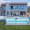 Star Luxury Villa I Heated pool, gym & playground - Kato Daratso