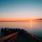 Beautiful Lake View Studio Condo at The Shores - ترافيرس سيتي