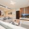 Simply Comfort Vacation Homes Rental Spacious Apts in J One Canal Views Quiet & Central