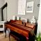 Loft de estilo industrial con jardín y garaje privados