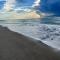 LuxCoral - 4 Min walk to beach!