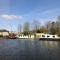 Ille Flottante, Maison éclusière et hébergements insolites sur le canal