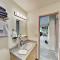 Mtn-View Retreat w/ Hot Tub + Deck in Sebastopol