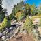 Mtn-View Retreat w/ Hot Tub + Deck in Sebastopol