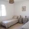 Pretty modern holiday home with pool and views of the vineyards, Domazan - Domazan