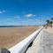 2BR Terrace Home - 10 min walk to the Beach
