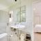 Lincoln Park Apt Walk to Beach, Shops and Dining! - شيكاغو