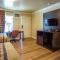 Charm Motel & Suites