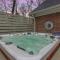 Cozy & Relaxing Home, Hot Tub, Fire Pit, Deck