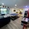 Modern Tropical Oasis with Arcade, HotTub & MiniGolf