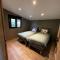 Chalet moderne au bord dun lac