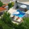 Villa Ella - swimming pool, garden, baby friendly