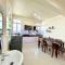 Yepplo Holiday Home - Complimentary Breakfast - 24 hrs Caretaker & Power Backup - 西隆