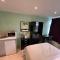 Letzi Ensuite, 15 Min to Heathrow, Fast WiFi