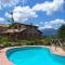 Casale con vista sui Monti Sibillini e piscina