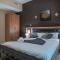 Darkwood Haven - Luxe 2BR Duplex Stay in Oasis, Near Masdar City