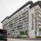 Darkwood Haven - Luxe 2BR Duplex Stay in Oasis, Near Masdar City