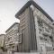 Darkwood Haven - Luxe 2BR Duplex Stay in Oasis, Near Masdar City