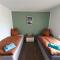 Neumühler Hof Ferienwohnung "Stefan" bietet 4 Schlafzimmer und 4 Bäder , eine Große Badewanne und großer Terrasse zum Garten, kostenfreie Parkmöglichkeiten