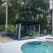 Adorable lakefront pool cottage - Odessa