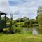 Charming tranquil Shepherds Hut with lakeside balcony 'Roach' - Uckfield