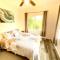 THE HONOMU HOUSE - Gorgeous, Spacious 4Bd2Ba Home near Waterfalls and Hilo, Sleeps 12! - Honomu