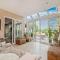 Wellness-Apartment mit Wasserblick, Pool, Sauna & Fitnessbereich