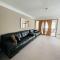 Luxury 4 Bedroom Holiday Home - Baguley