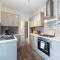 3 bedroom Shalom Sleeps 5 - Ideally Located in Hull- 2 Mins walk to Vibrant Newland Ave - Hull