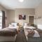 3 bedroom Shalom Sleeps 5 - Ideally Located in Hull- 2 Mins walk to Vibrant Newland Ave - Hull