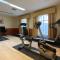 Days Inn & Suites by Wyndham Winnie